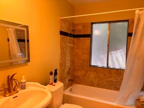 24301 Bessemer St in Woodland Hills, CA - Building Photo - Building Photo