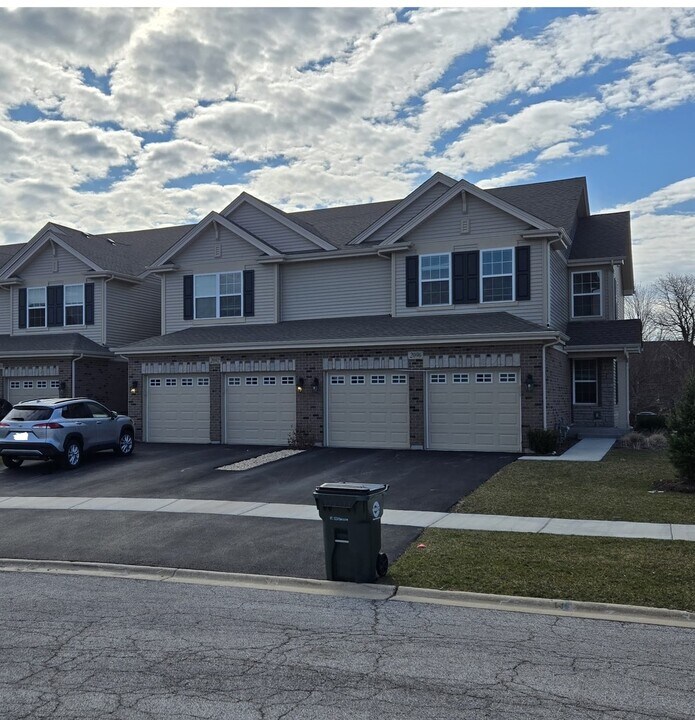 2092 Canyon Creek Ct in Aurora, IL - Building Photo