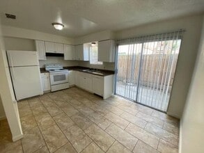 3344 E Sierra Madre Ave in Fresno, CA - Building Photo - Building Photo