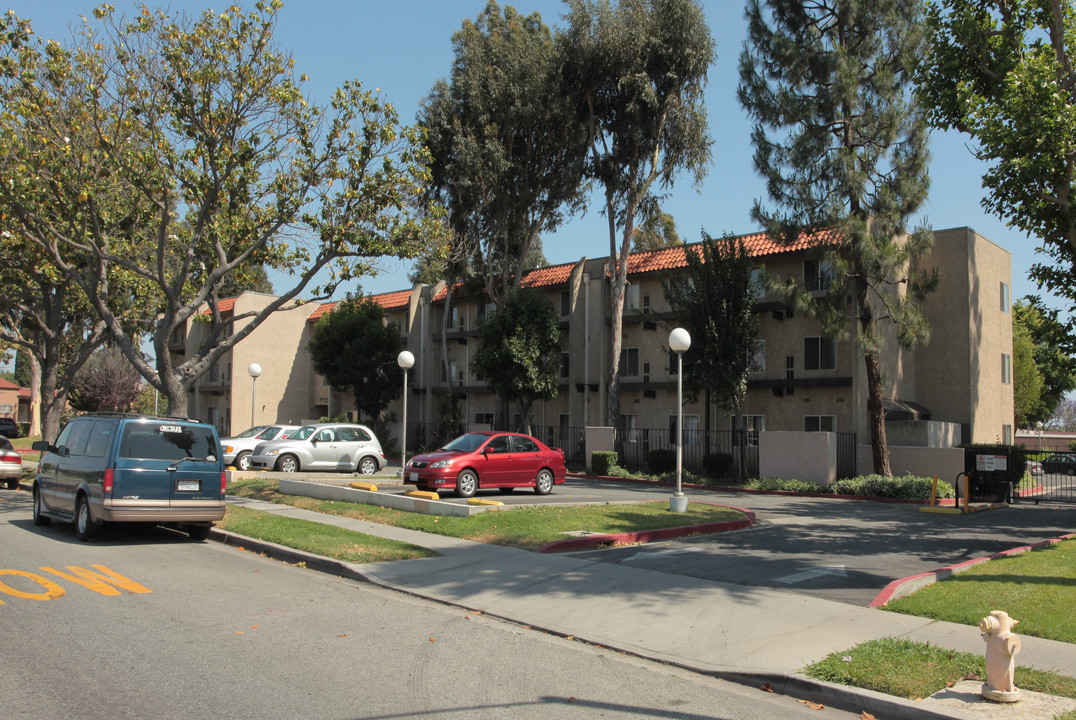 Pennsylvania Square Apartments in South Gate, CA - Foto de edificio