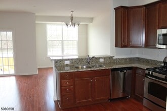 506 Waterview Ct in Hanover, NJ - Foto de edificio - Building Photo
