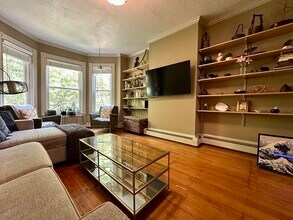 279 Chestnut Ave, Unit 2 in Jamaica Plain, MA - Foto de edificio - Building Photo