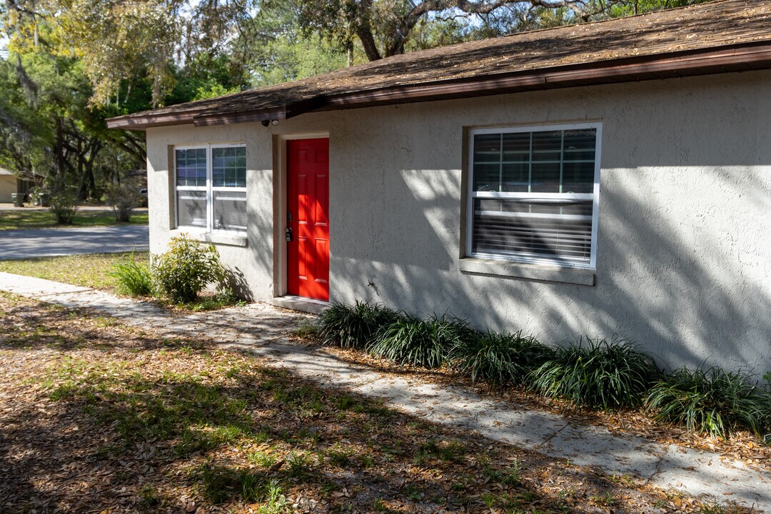 1100 Birchwood Ct in Leesburg, FL - Building Photo