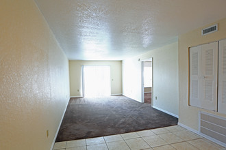 Lake Buckeye Apartments in Winter Haven, FL - Building Photo - Interior Photo