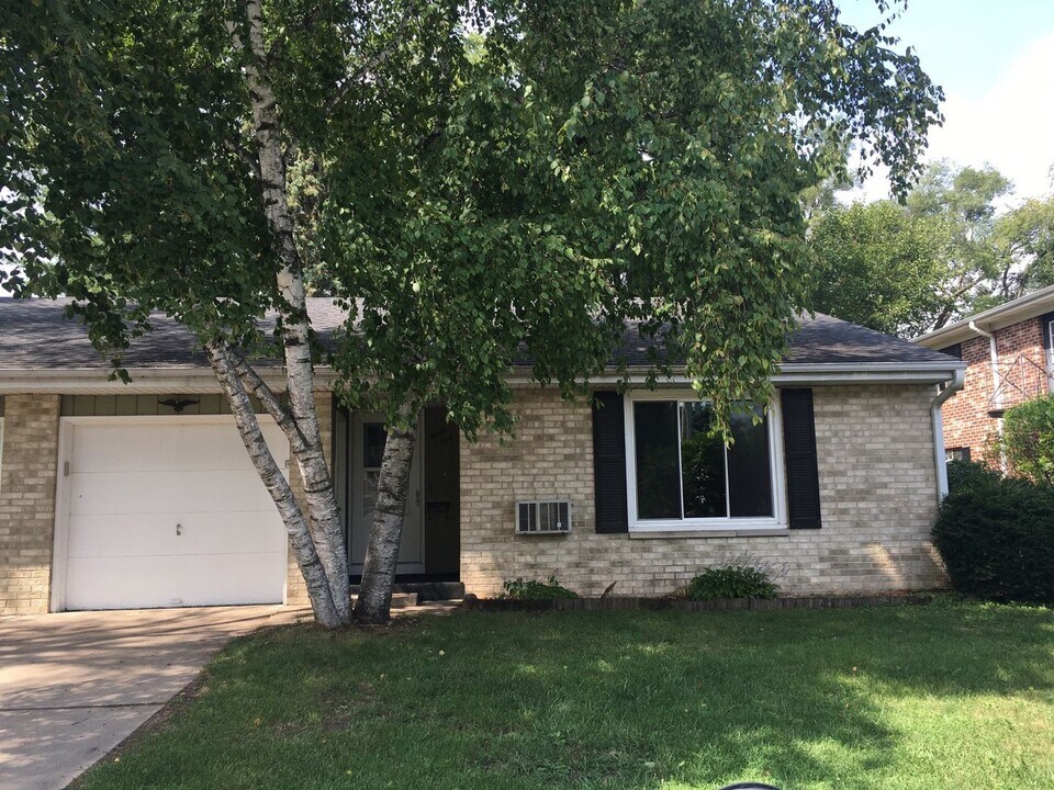 19-21 Northside Dr in Milton, WI - Building Photo