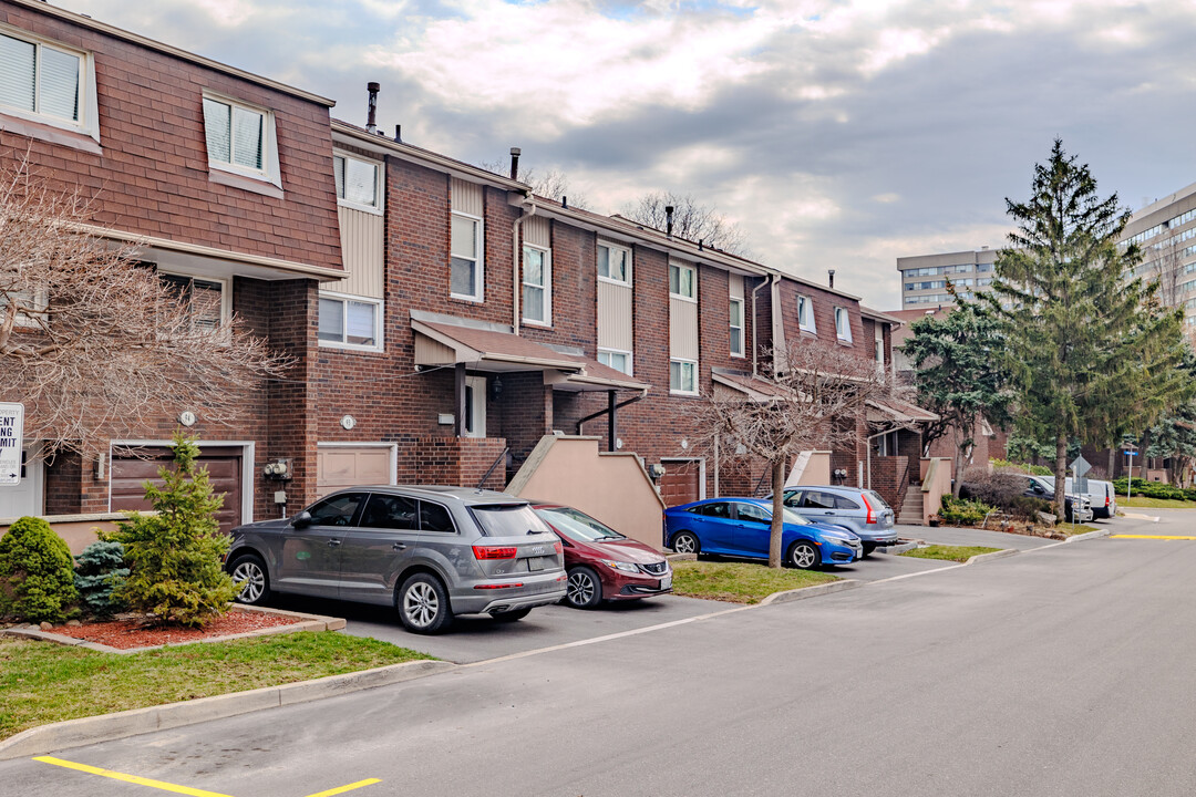 Etobicoke Estates in Toronto, ON - Building Photo