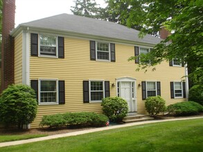 8 Schaller St in Wellesley, MA - Building Photo - Building Photo