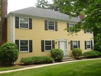 8 Schaller St in Wellesley, MA - Foto de edificio - Building Photo