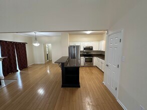 1093 River Isle Dr in Memphis, TN - Building Photo - Building Photo