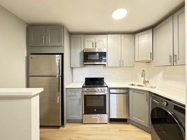 1214 N La Salle Dr, Unit J04W