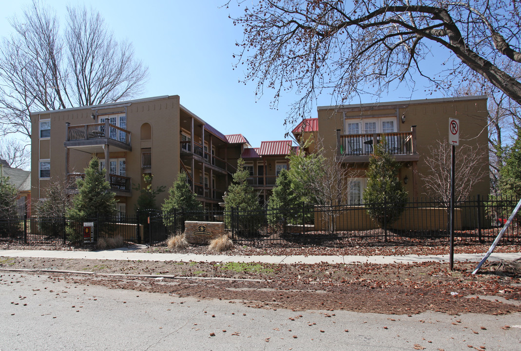 Savannah Court in Kansas City, MO - Building Photo