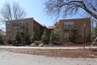 Savannah Court in Kansas City, MO - Building Photo - Building Photo