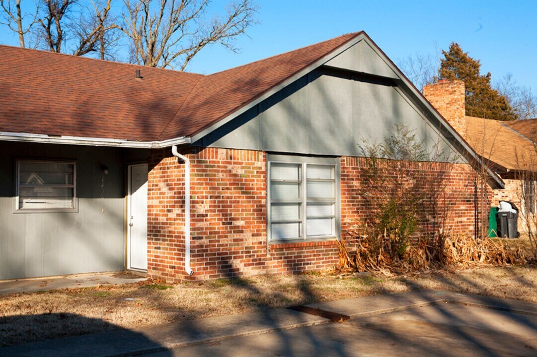 1427 W Rolling Oaks Dr in Rogers, AR - Building Photo
