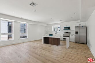 2111 Holly Dr in Los Angeles, CA - Building Photo - Building Photo