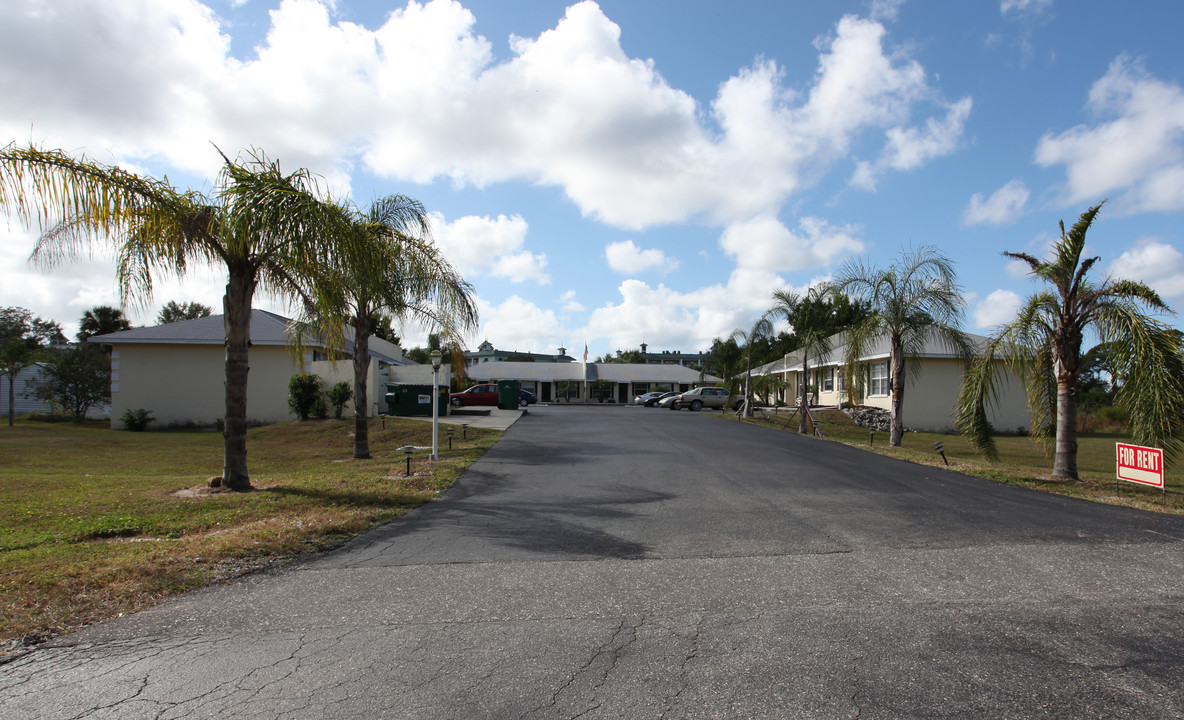 Alford Arms in Port Charlotte, FL - Foto de edificio