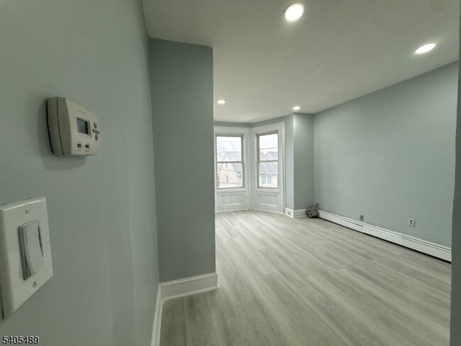 437 Morrissee Ave in Haledon, NJ - Foto de edificio - Building Photo