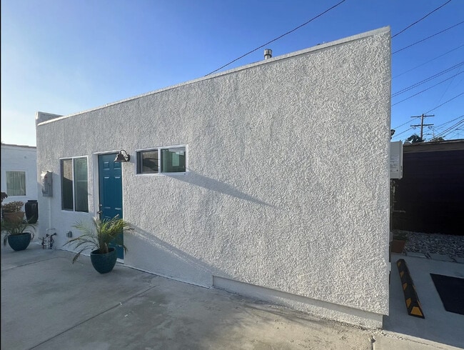 7501 S Hobart Blvd in Los Angeles, CA - Foto de edificio - Building Photo