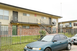 Royal Palms East in Houston, TX - Building Photo - Building Photo