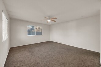 916 Vics Rd, Unit B-20 in Sandy, UT - Foto de edificio - Building Photo