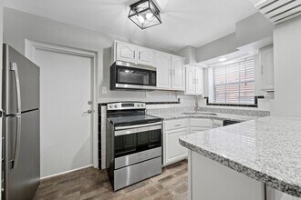 5836 Sunshine Dr in St. Louis, MO - Building Photo - Building Photo