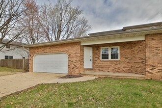 1400-1402 Chancellor Dr in Edwardsville, IL - Foto de edificio - Building Photo