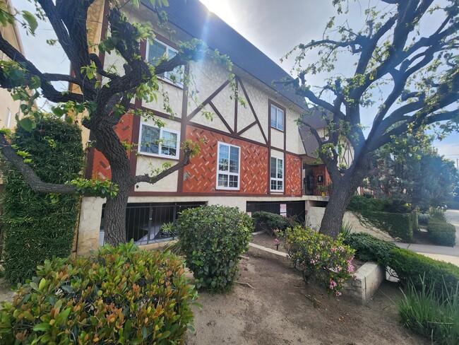 property at 7432 Hazeltine Ave