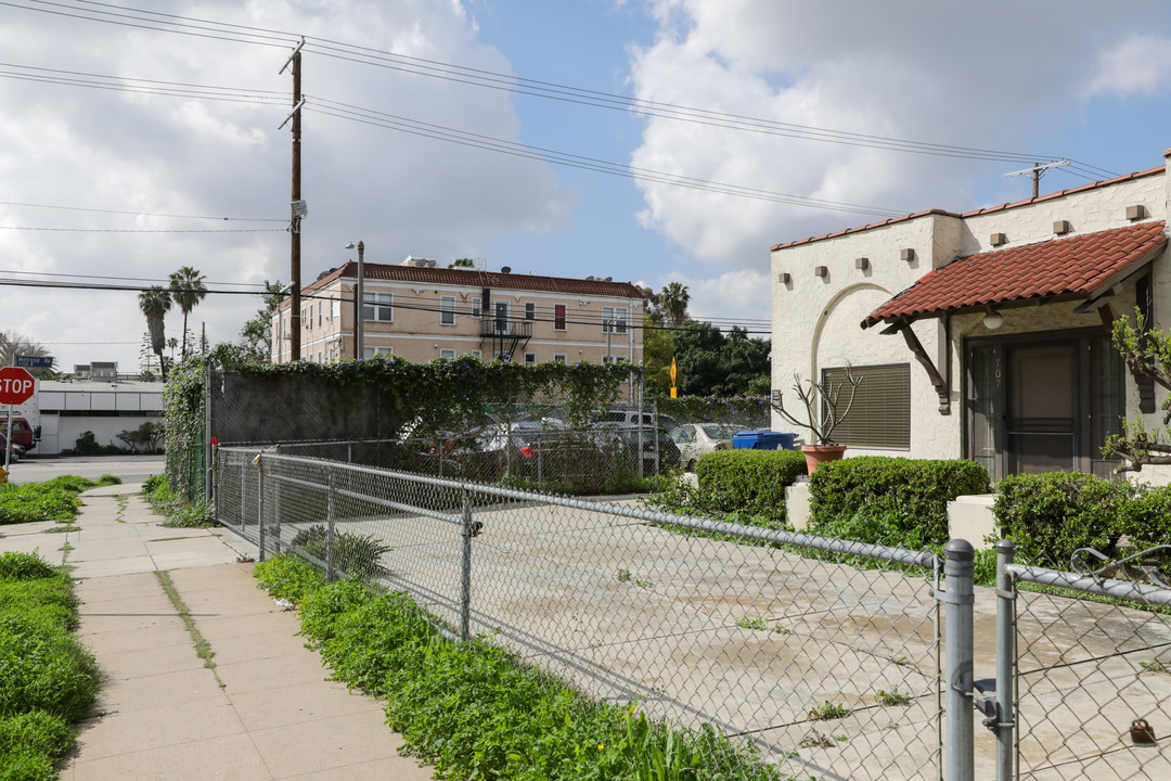 705 N Edgemont St in Los Angeles, CA - Building Photo