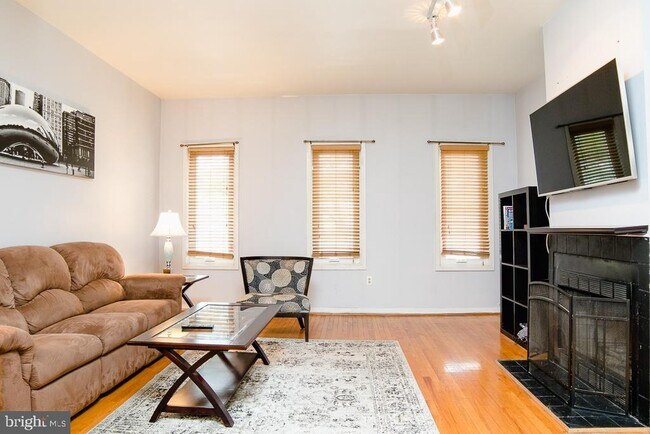 2104 South St, Unit 3 in Philadelphia, PA - Foto de edificio - Building Photo