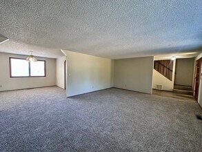 970 S 55th Pl in Springfield, OR - Building Photo - Building Photo