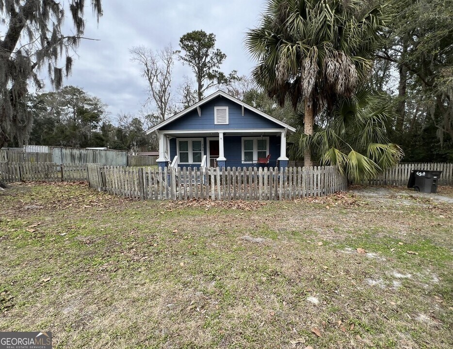 204 W 3rd St in Woodbine, GA - Building Photo