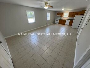 1835 Hammond St in Hermon, ME - Foto de edificio - Building Photo