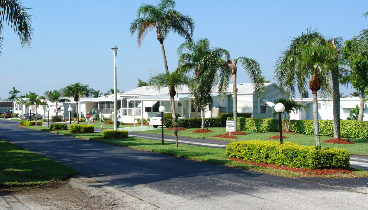 Deerfield Lake in Coconut Creek, FL - Foto de edificio