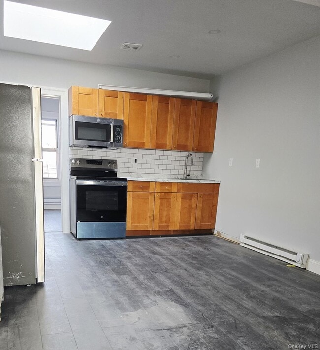 211-45 Jamaica Ave in Queens, NY - Building Photo - Building Photo