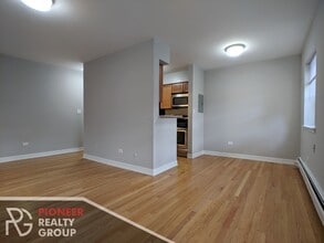 524 W Oakdale Ave, Unit 312 in Chicago, IL - Building Photo - Building Photo