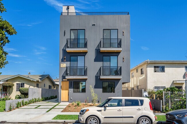 2204 Carmona Ave in Los Angeles, CA - Building Photo - Building Photo