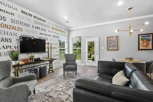 8116 Village Lake Ave in Baton Rouge, LA - Building Photo