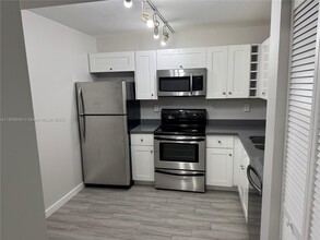 721 N Pine Island Rd in Plantation, FL - Building Photo - Building Photo