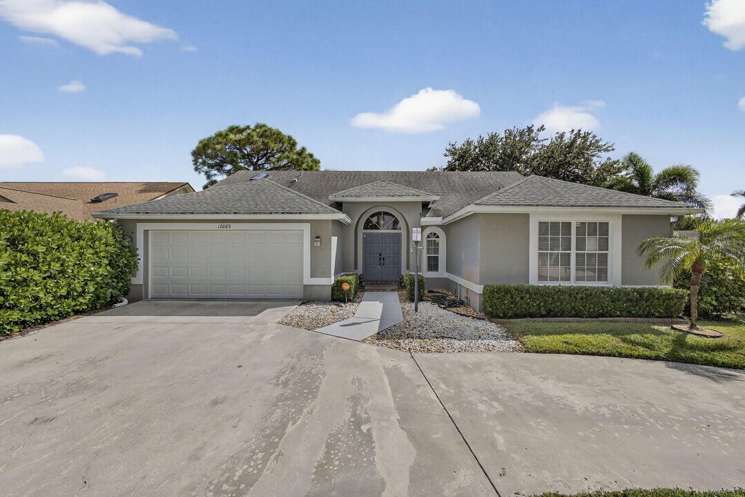 12865 Meadowbend Dr in Wellington, FL - Building Photo