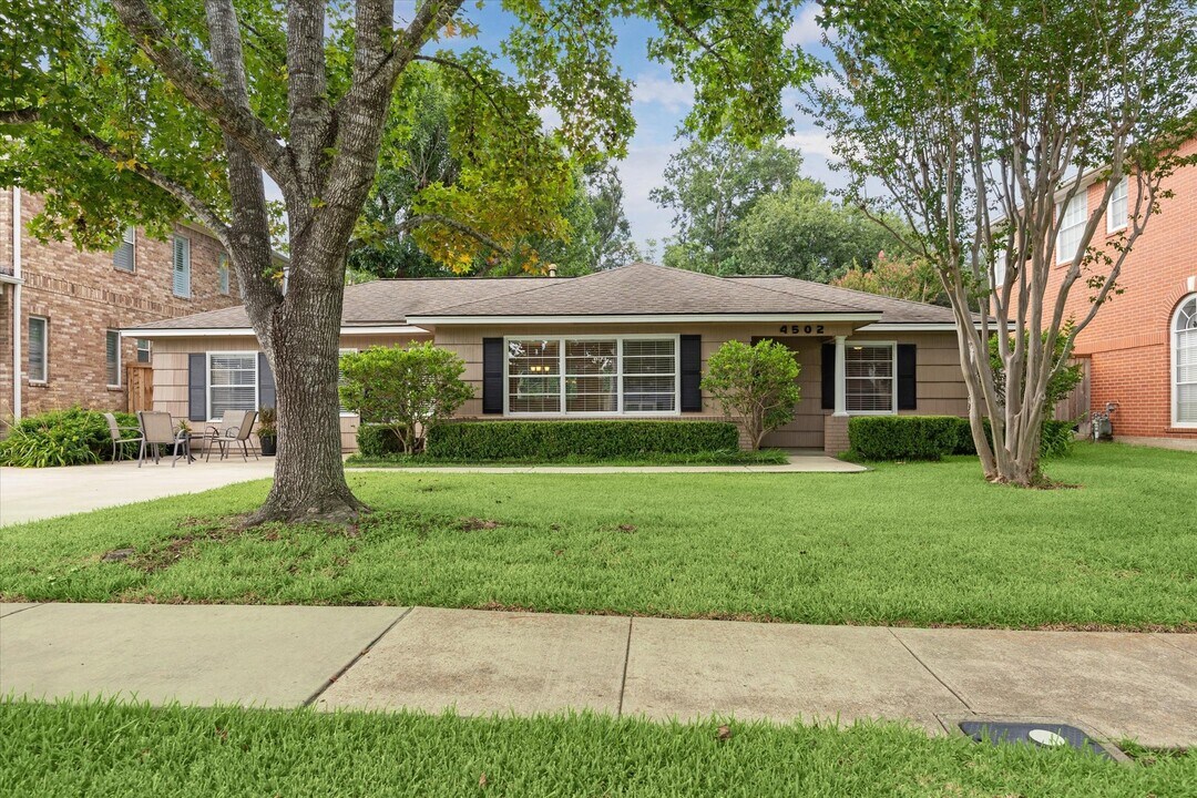 4502 Pine St in Bellaire, TX - Foto de edificio