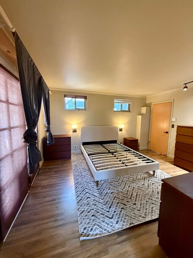 6330 Longridge Ave in Van Nuys, CA - Foto de edificio - Building Photo