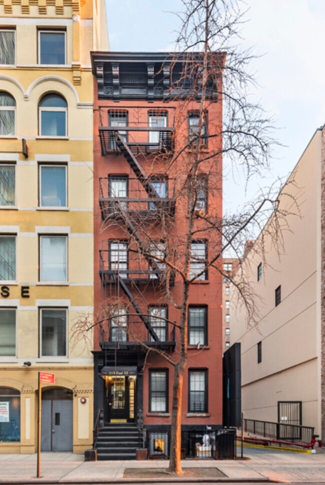 313 E 53rd St in New York, NY - Building Photo - Primary Photo