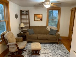 327 W Maple St, Unit Apartment in Granville, OH - Building Photo - Building Photo