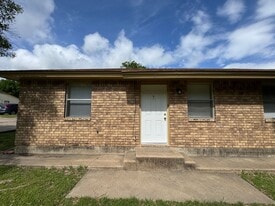 310 W Washington Ave, Unit Unit A in Copperas Cove, TX - Building Photo