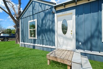 520 E Walnut St in Seguin, TX - Building Photo - Building Photo