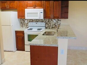 861 SE 8th Ct, Unit #4 in Hialeah, FL - Foto de edificio - Building Photo