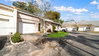 10583 La Placida Dr in Coral Springs, FL - Building Photo
