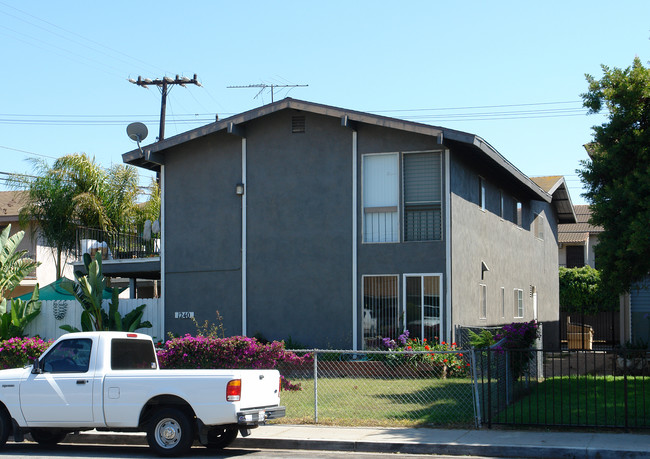 1240 Azalea St in Oxnard, CA - Foto de edificio - Building Photo