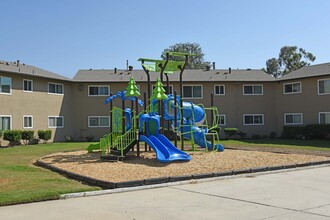 Pierce Park in Pacoima, CA - Foto de edificio - Building Photo