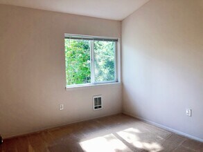 12427 NE 7th Pl in Bellevue, WA - Foto de edificio - Building Photo