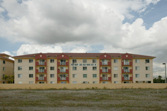 Ibis Villas in Hialeah, FL - Building Photo - Building Photo